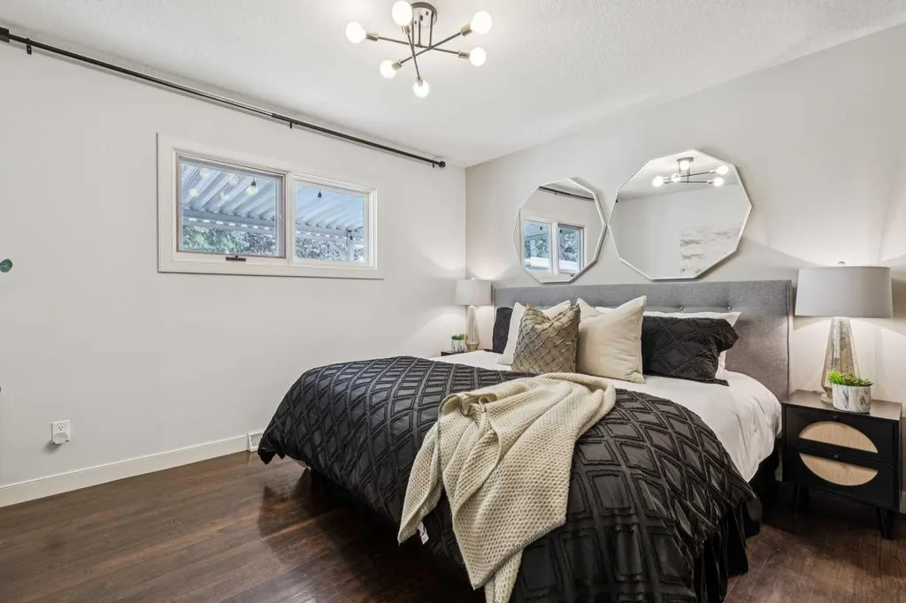 63 Hogarth Crescent SW Calgary AB T2V 3A8