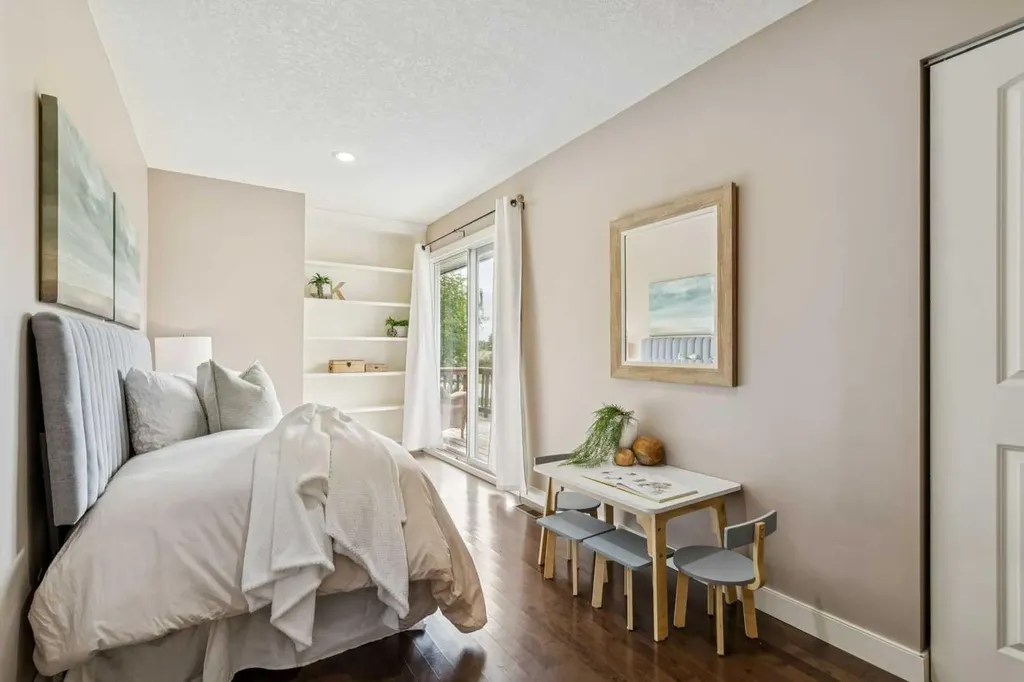 63 Hogarth Crescent SW Calgary AB T2V 3A8