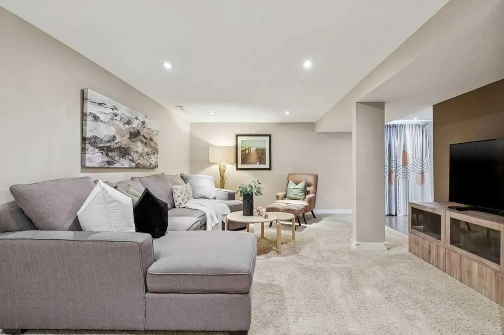 63 Hogarth Crescent SW Calgary AB T2V 3A8