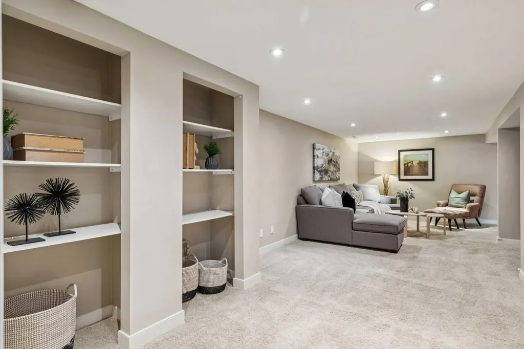 63 Hogarth Crescent SW Calgary AB T2V 3A8