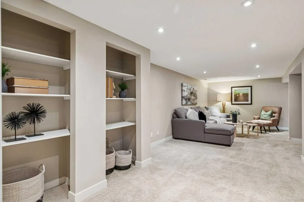 63 Hogarth Crescent SW Calgary AB T2V 3A8