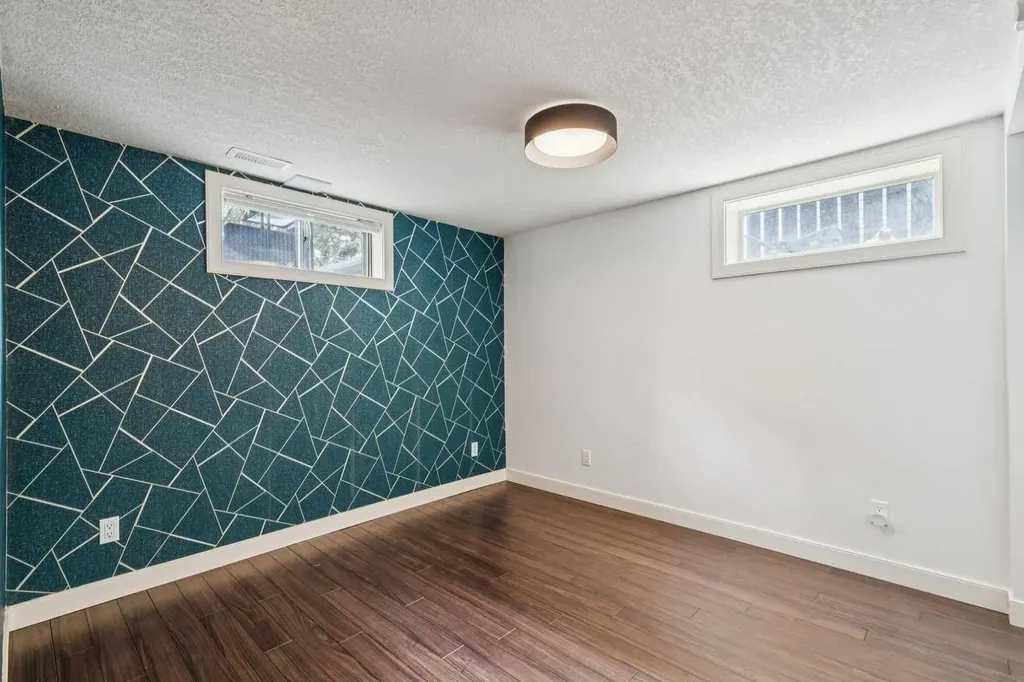 63 Hogarth Crescent SW Calgary AB T2V 3A8