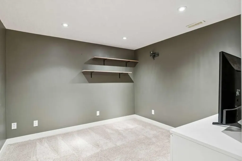 63 Hogarth Crescent SW Calgary AB T2V 3A8