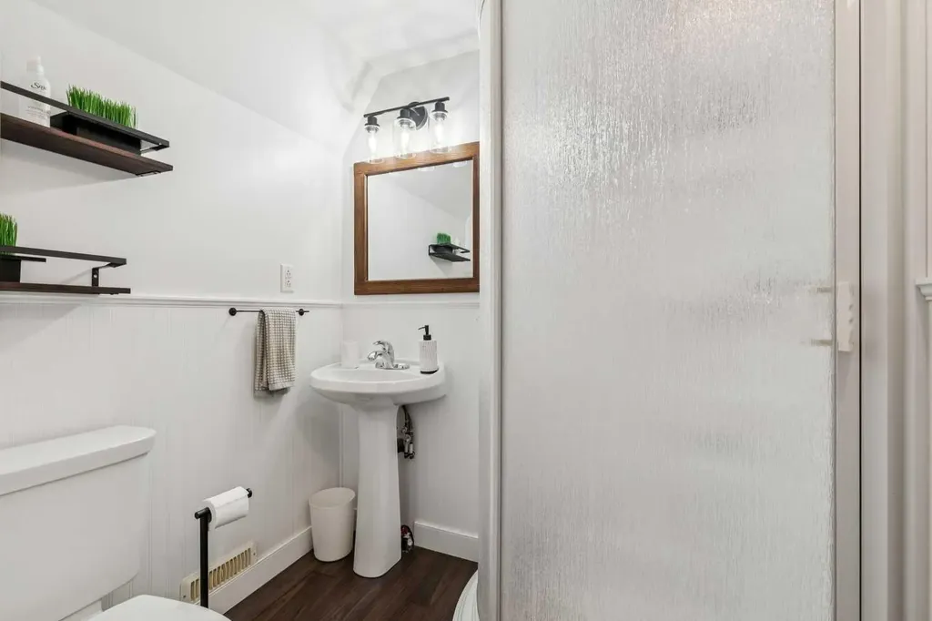 63 Hogarth Crescent SW Calgary AB T2V 3A8