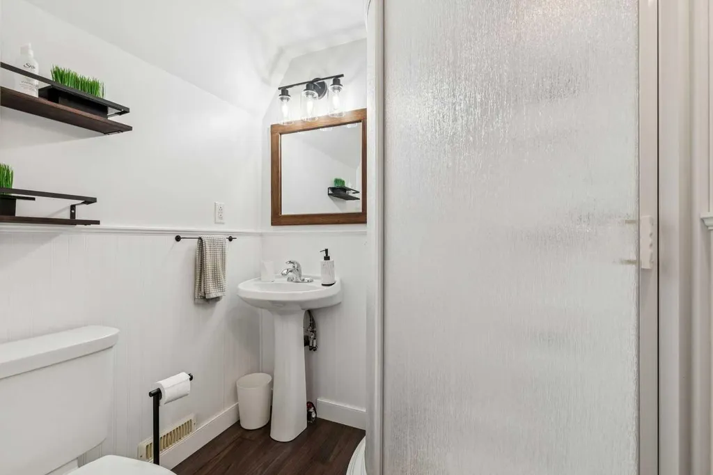 63 Hogarth Crescent SW Calgary AB T2V 3A8