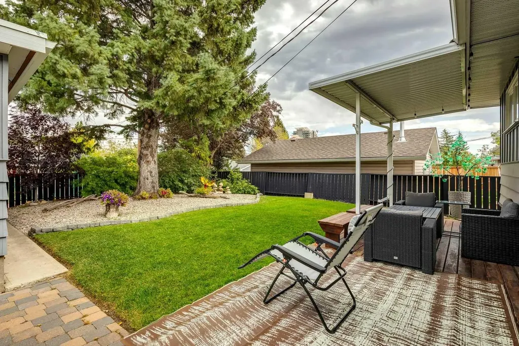 63 Hogarth Crescent SW Calgary AB T2V 3A8