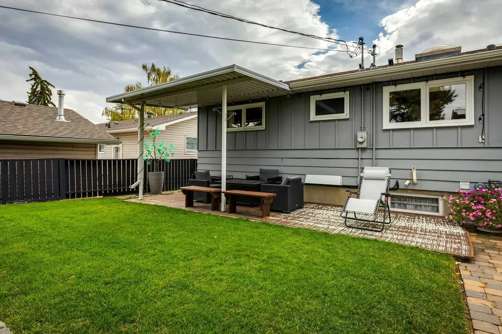 63 Hogarth Crescent SW Calgary AB T2V 3A8
