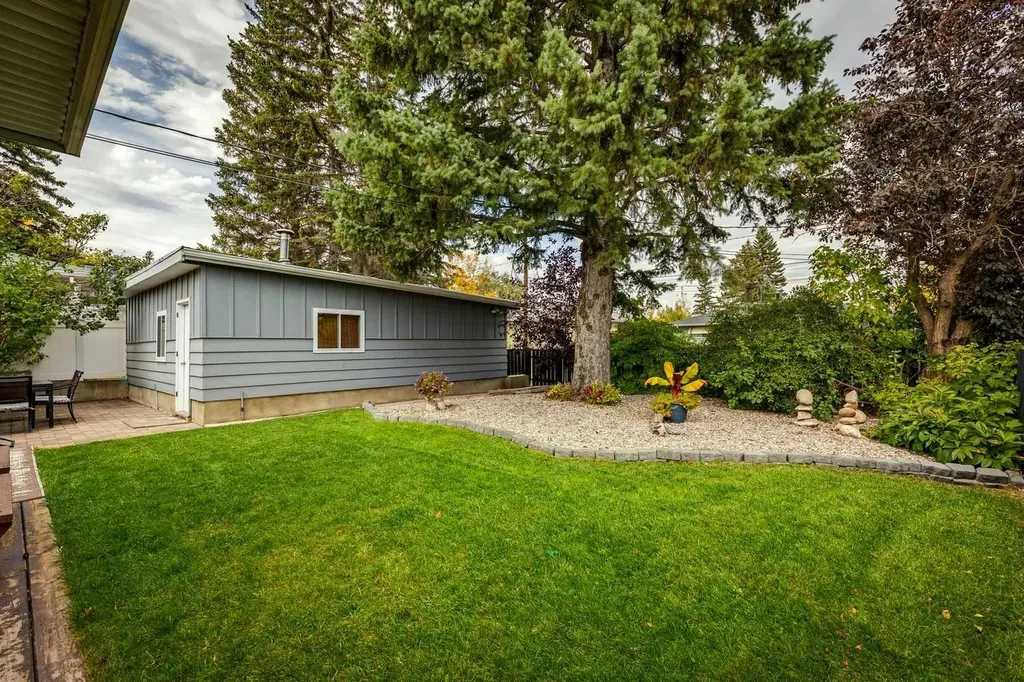 63 Hogarth Crescent SW Calgary AB T2V 3A8