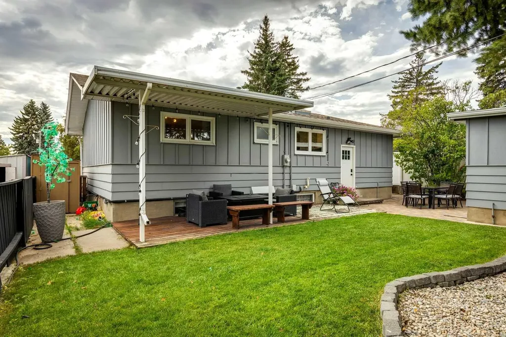 63 Hogarth Crescent SW Calgary AB T2V 3A8