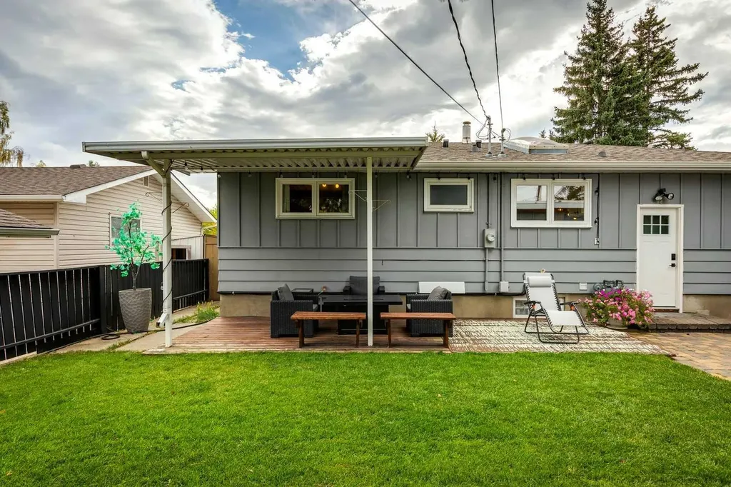 63 Hogarth Crescent SW Calgary AB T2V 3A8