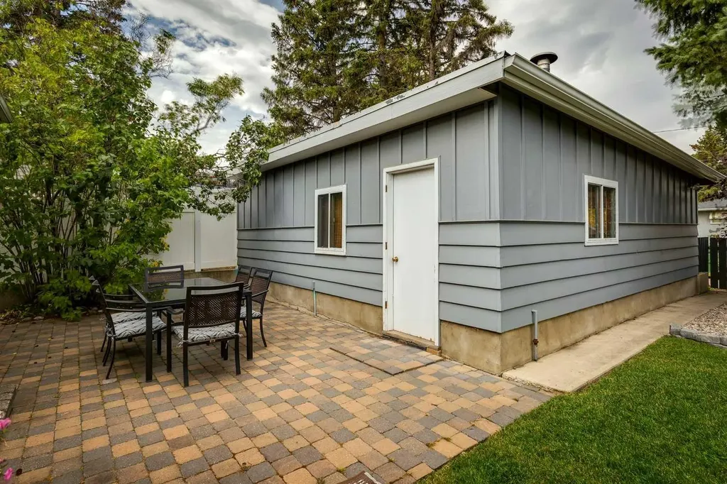 63 Hogarth Crescent SW Calgary AB T2V 3A8