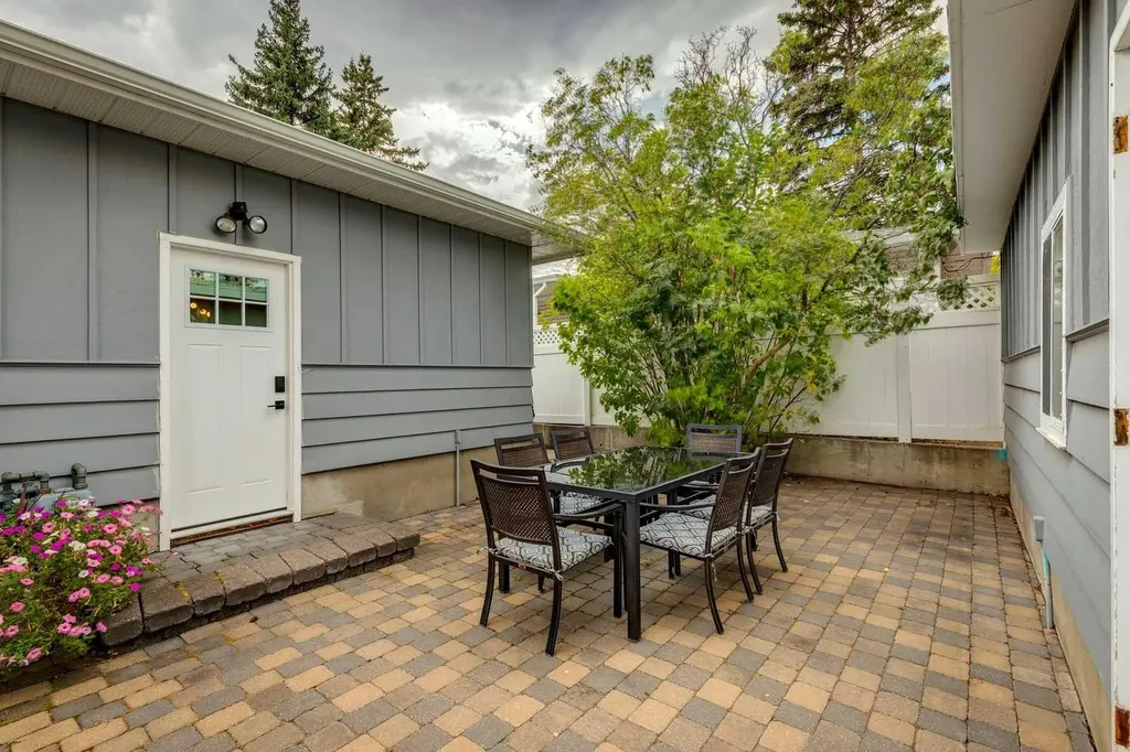 63 Hogarth Crescent SW Calgary AB T2V 3A8