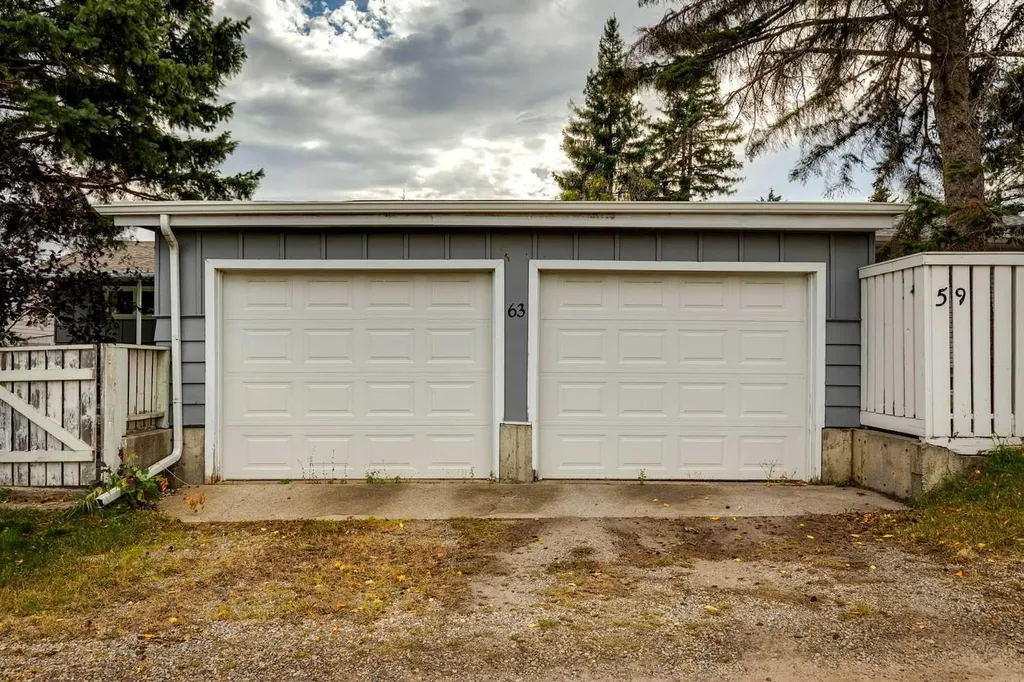 63 Hogarth Crescent SW Calgary AB T2V 3A8