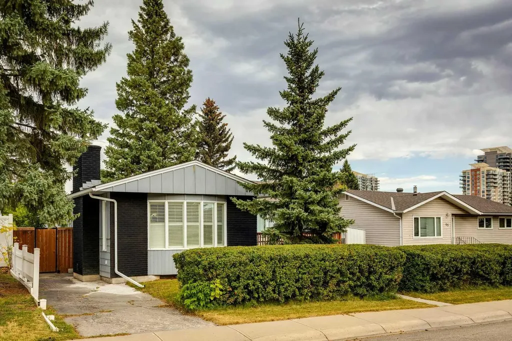 63 Hogarth Crescent SW Calgary AB T2V 3A8