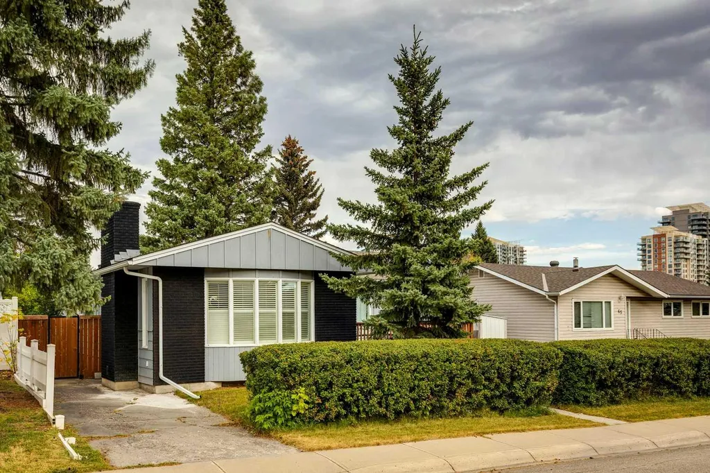 63 Hogarth Crescent SW Calgary AB T2V 3A8
