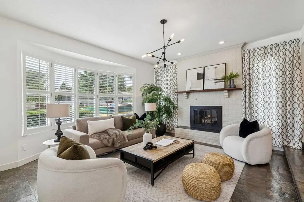63 Hogarth Crescent SW Calgary AB T2V 3A8