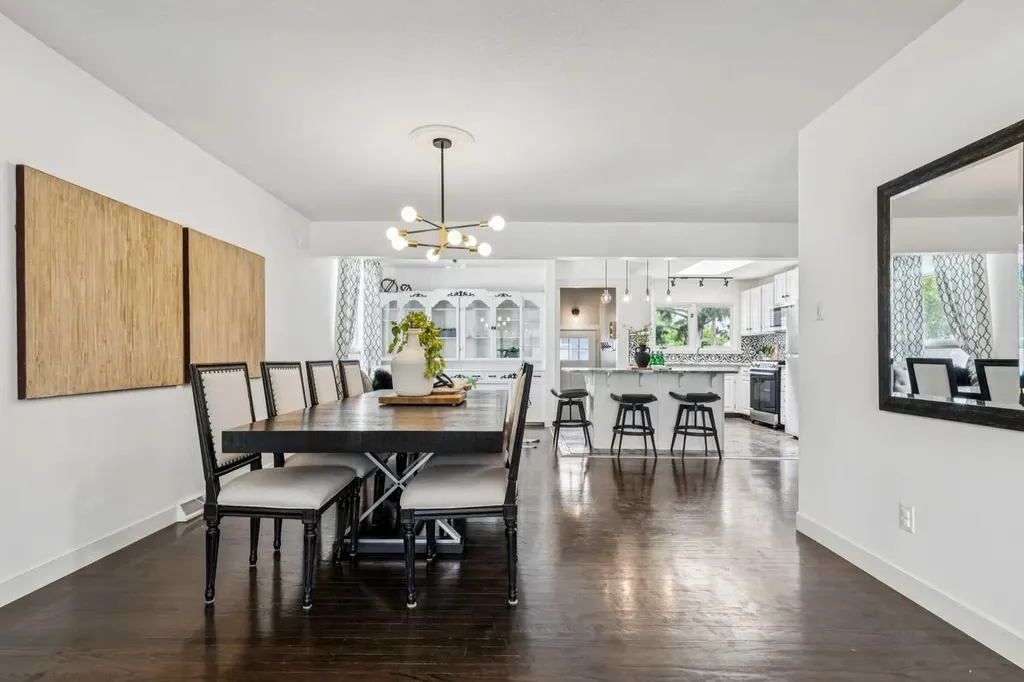 63 Hogarth Crescent SW Calgary AB T2V 3A8