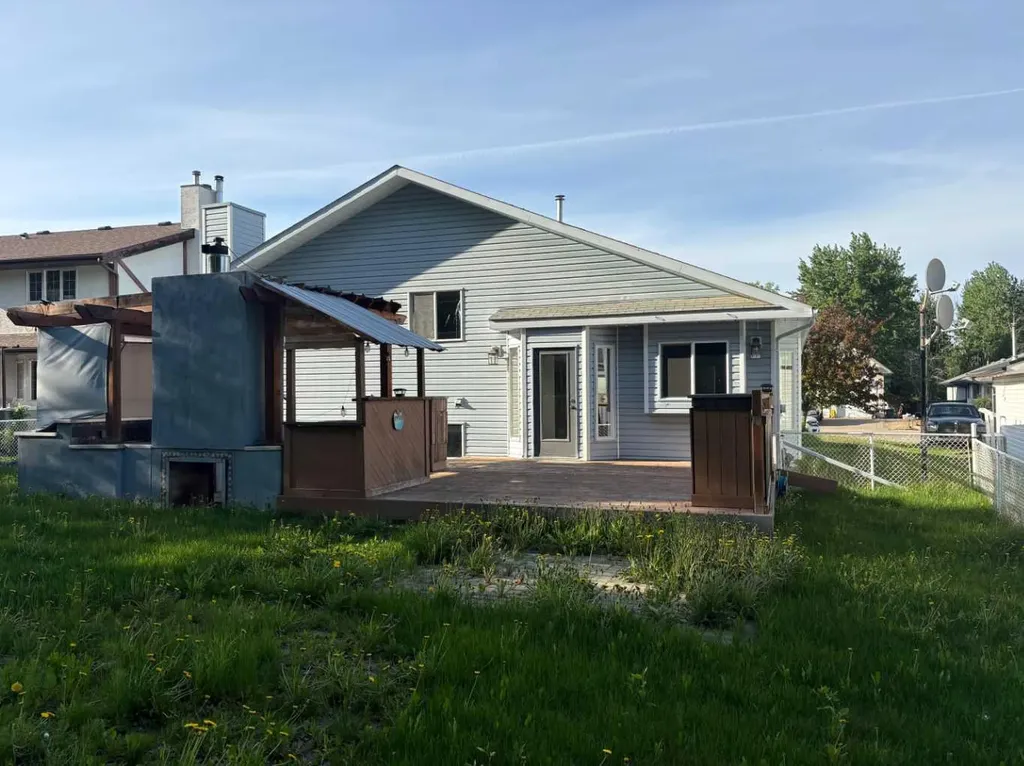 307 8 Avenue Fox Creek AB T0H 1P0