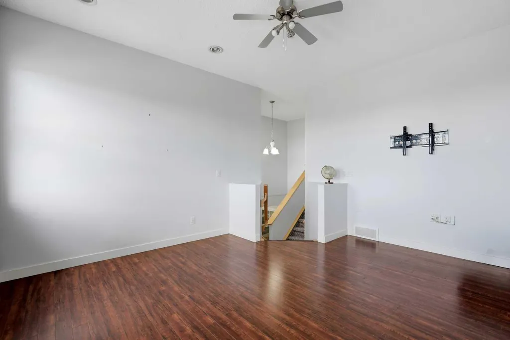156 Covehaven Terrace NE Calgary AB T3K 0B2