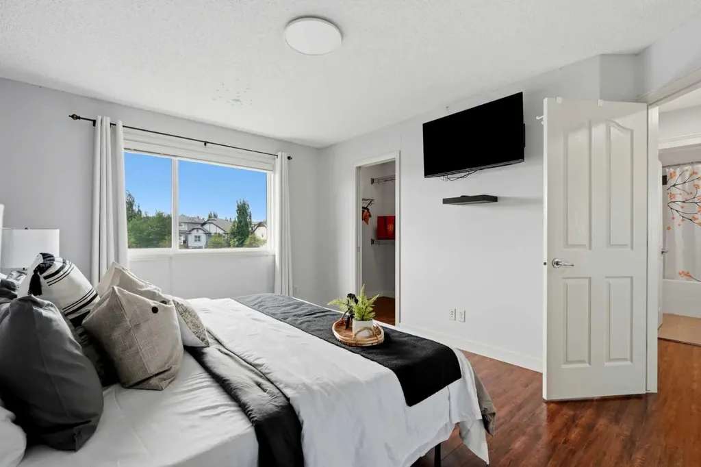 156 Covehaven Terrace NE Calgary AB T3K 0B2