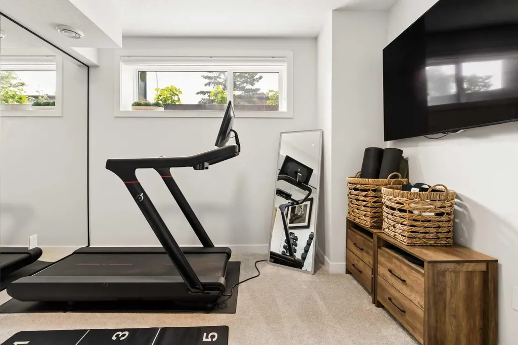 258 17 Avenue NE Calgary AB T2E1L8