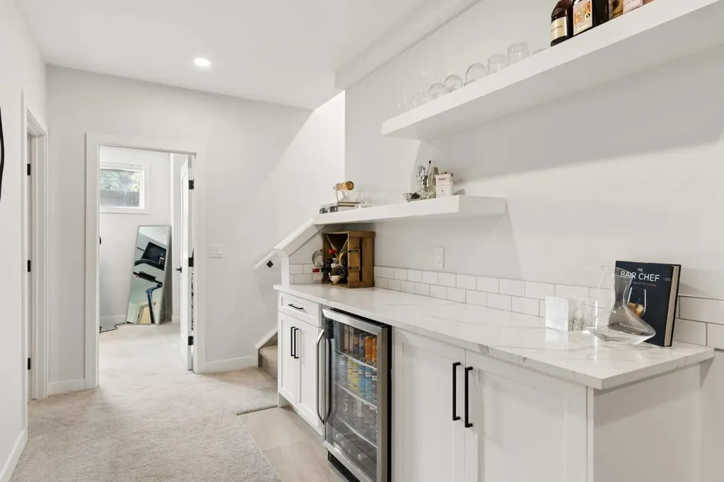 258 17 Avenue NE Calgary AB T2E1L8
