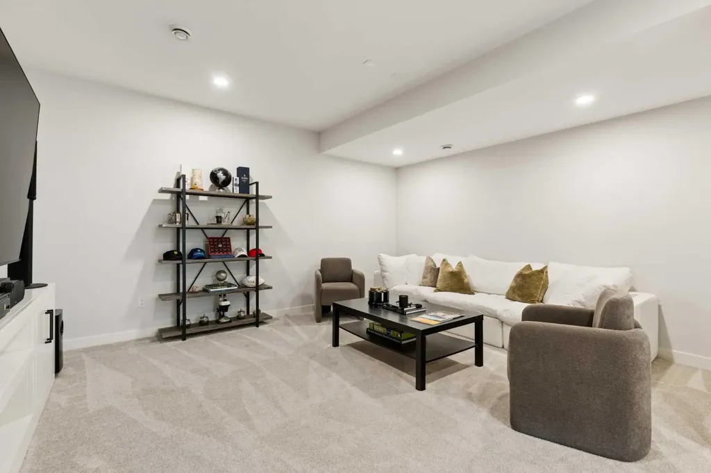 258 17 Avenue NE Calgary AB T2E1L8