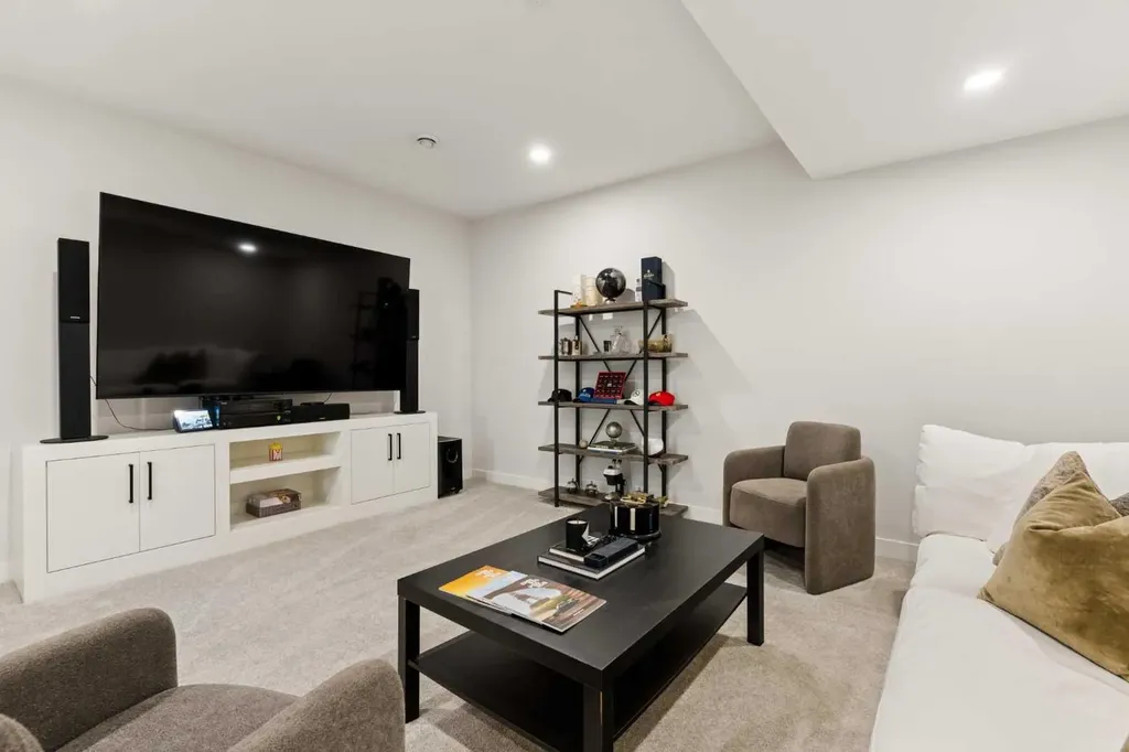 258 17 Avenue NE Calgary AB T2E1L8