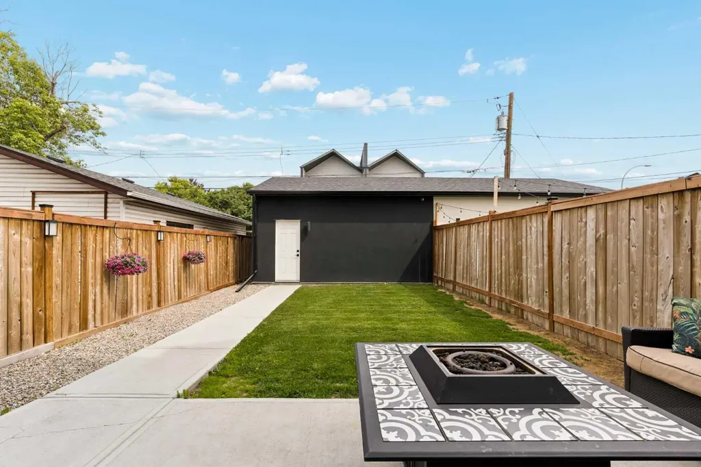 258 17 Avenue NE Calgary AB T2E1L8