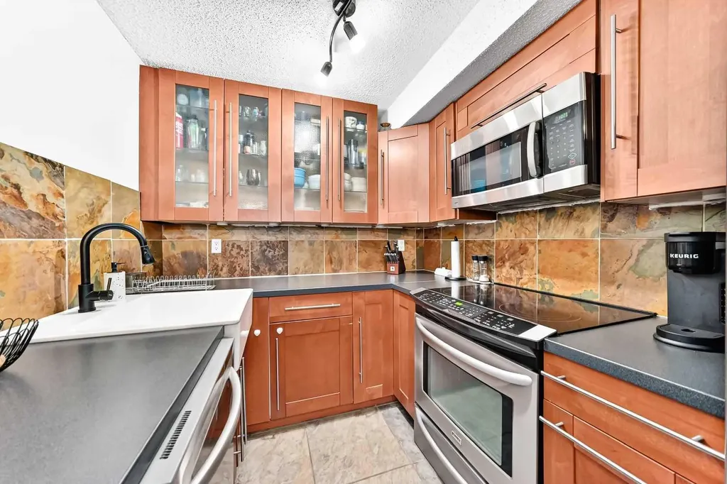 2218 30th Street SW Calgary AB T2E2L8