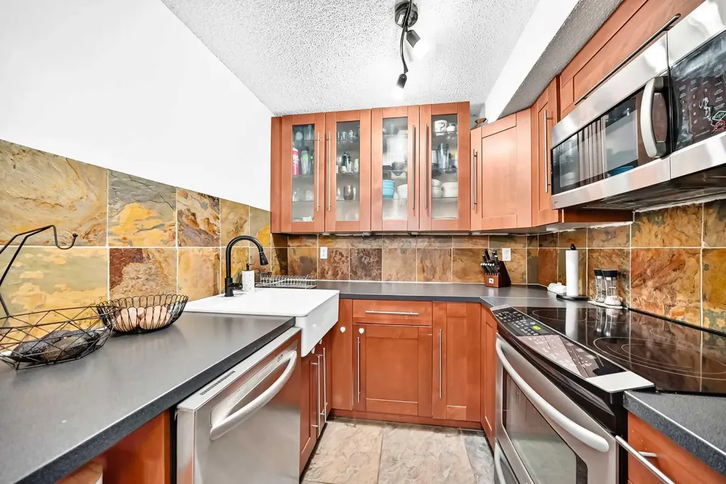 2218 30th Street SW Calgary AB T2E2L8