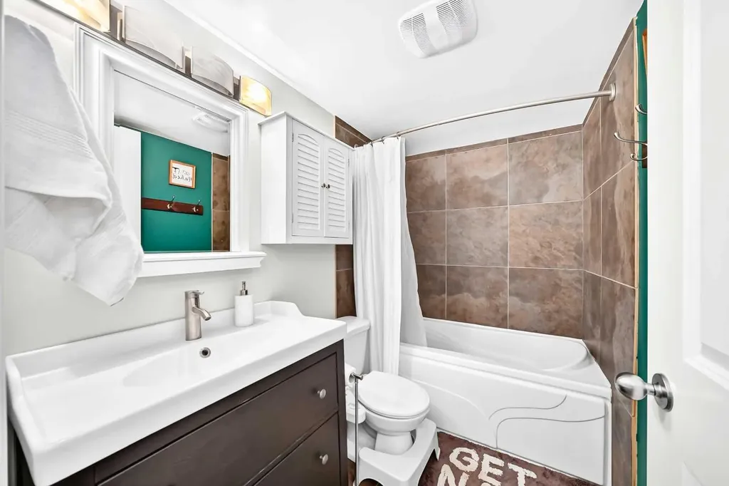 2218 30th Street SW Calgary AB T2E2L8