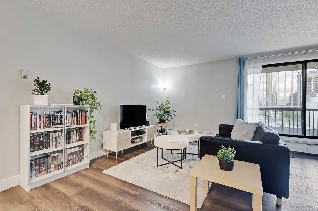 718 12 Avenue SW Calgary AB T2R 0H7