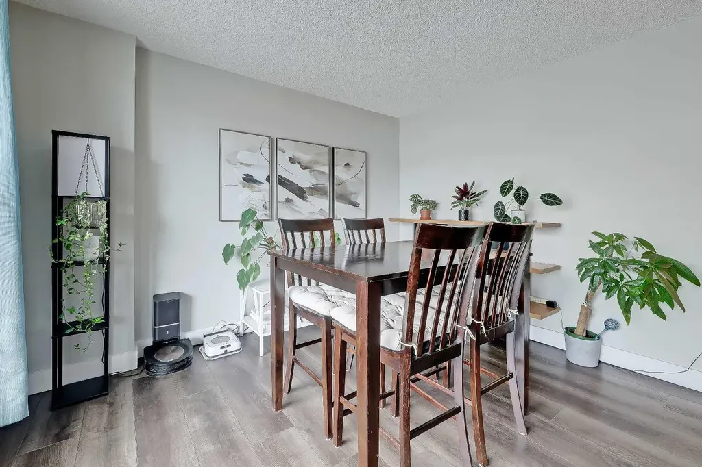 718 12 Avenue SW Calgary AB T2R 0H7