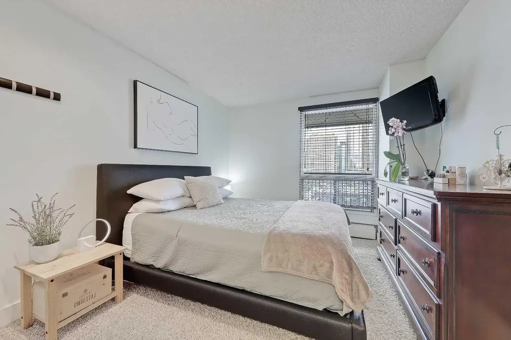 718 12 Avenue SW Calgary AB T2R 0H7
