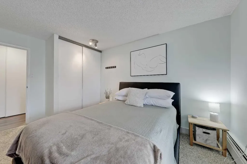 718 12 Avenue SW Calgary AB T2R 0H7