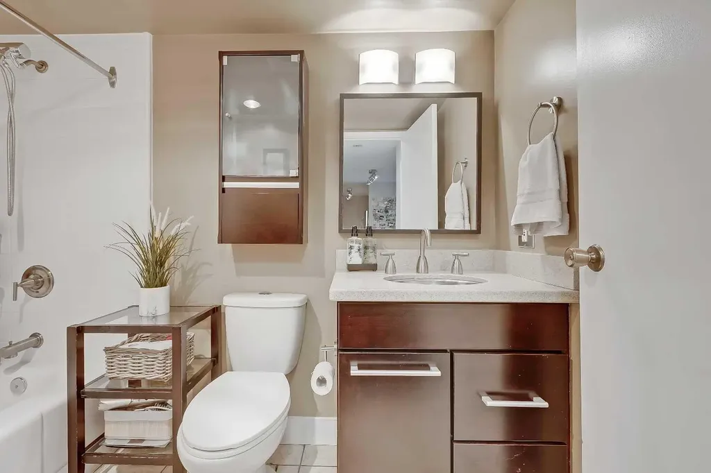 718 12 Avenue SW Calgary AB T2R 0H7