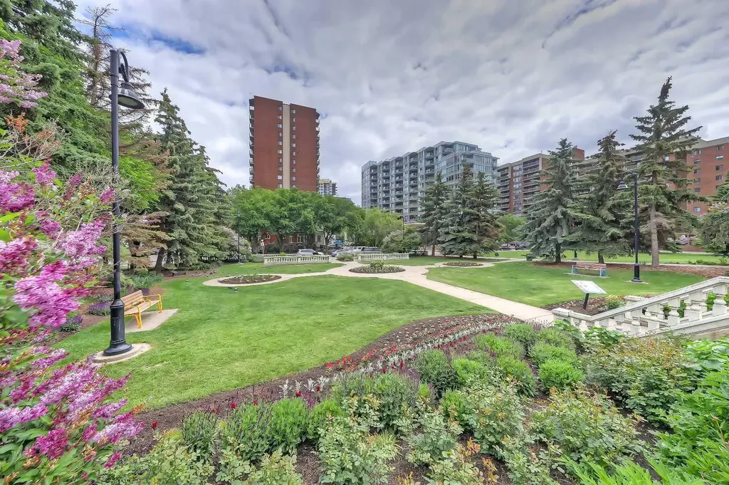 718 12 Avenue SW Calgary AB T2R 0H7