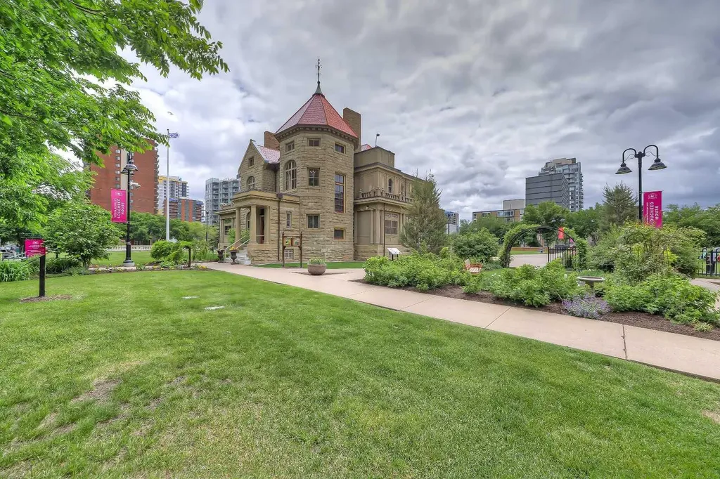 718 12 Avenue SW Calgary AB T2R 0H7