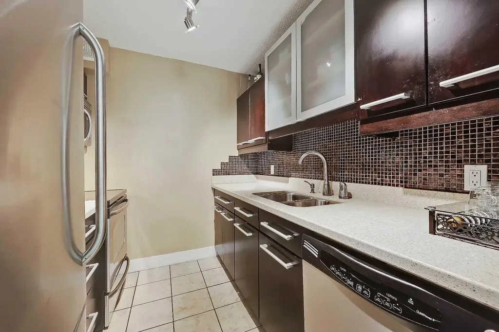718 12 Avenue SW Calgary AB T2R 0H7