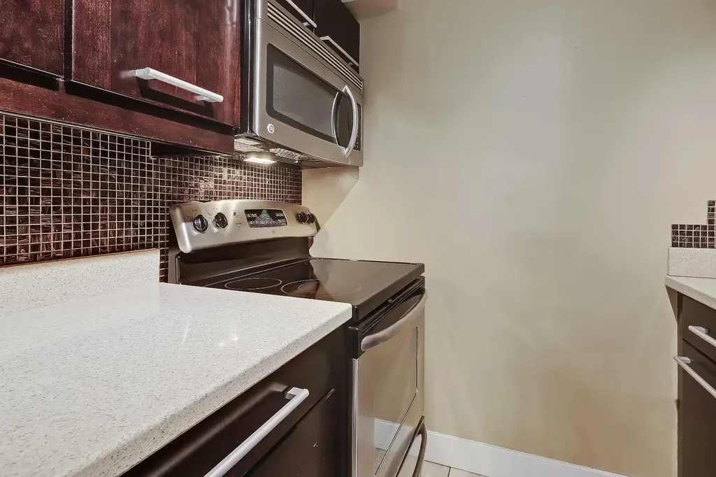 718 12 Avenue SW Calgary AB T2R 0H7