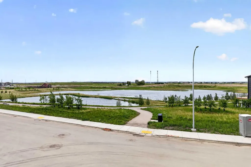 6 Hotchkiss Parade SE Calgary AB T3S 0X5