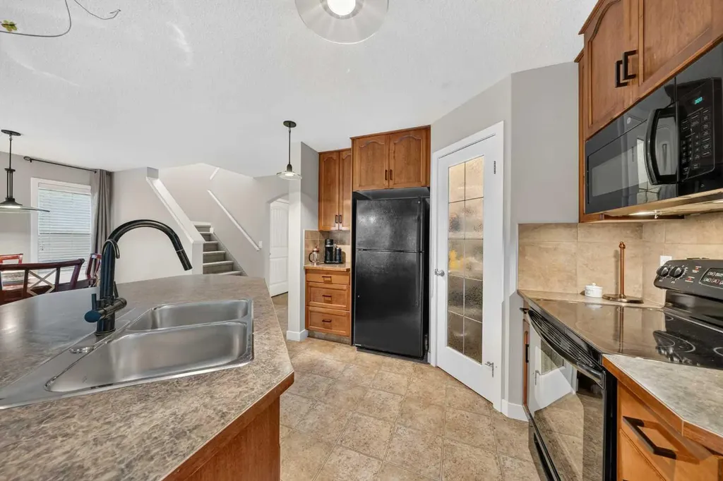 161 Everoak Gardens SW Calgary AB T2Y 0C6