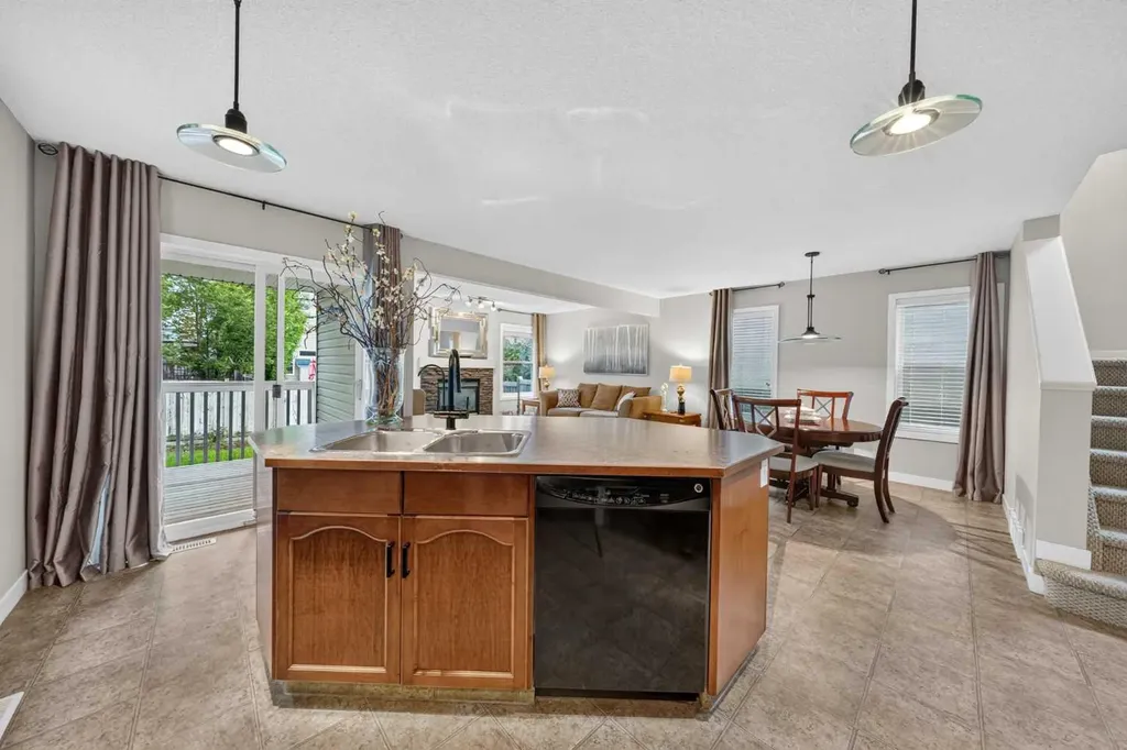 161 Everoak Gardens SW Calgary AB T2Y 0C6