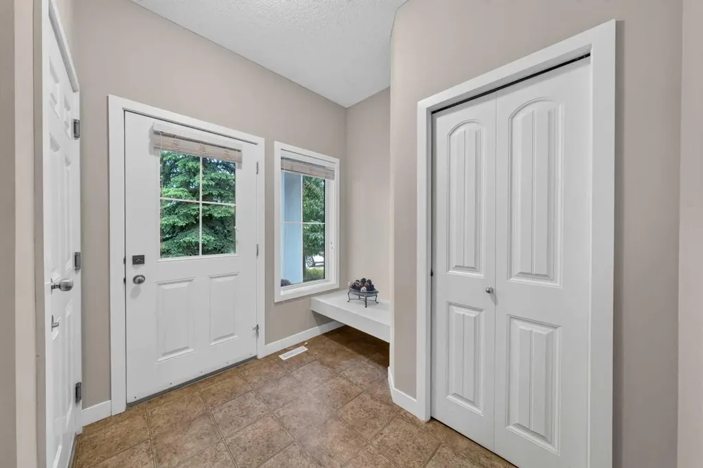 161 Everoak Gardens SW Calgary AB T2Y 0C6