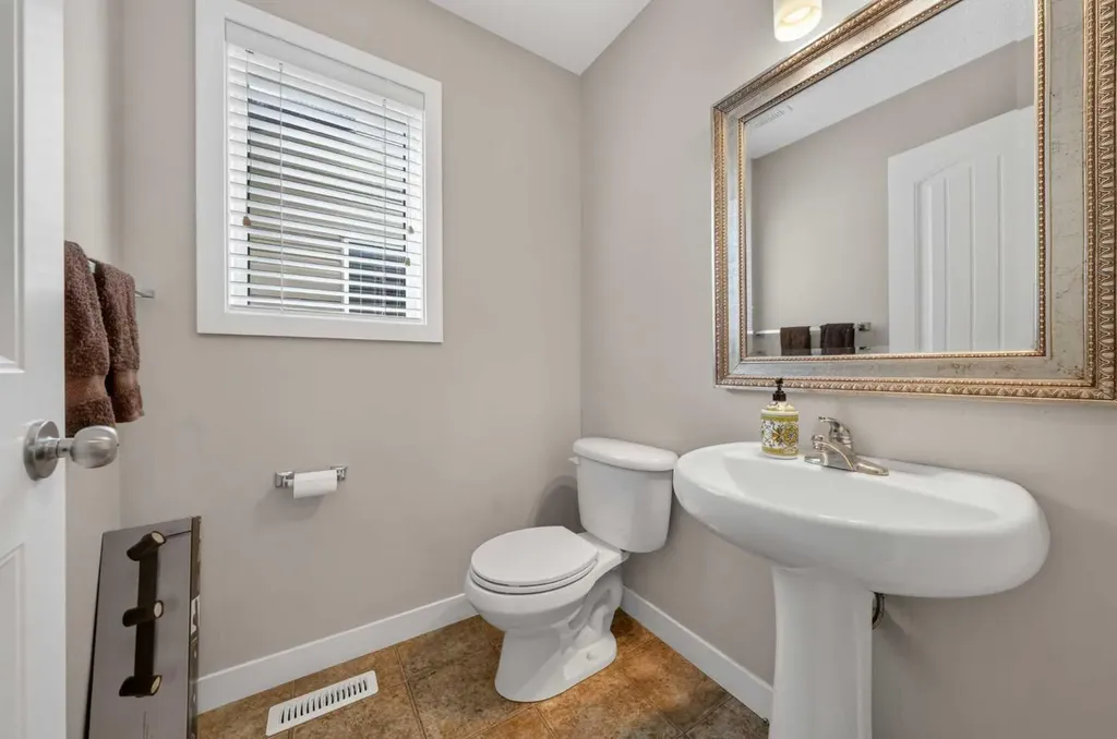 161 Everoak Gardens SW Calgary AB T2Y 0C6