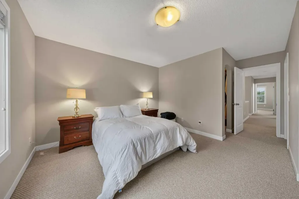 161 Everoak Gardens SW Calgary AB T2Y 0C6