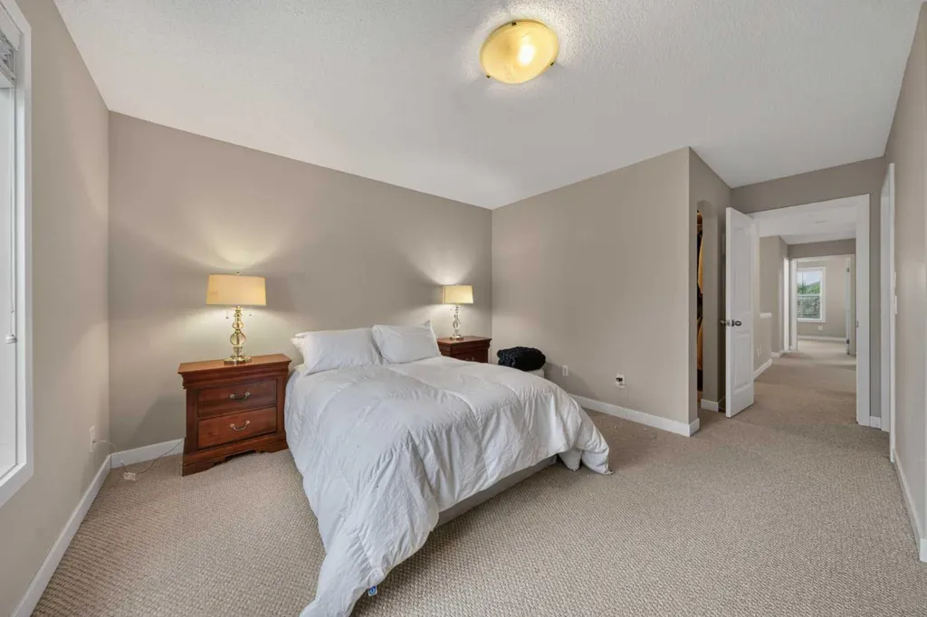161 Everoak Gardens SW Calgary AB T2Y 0C6
