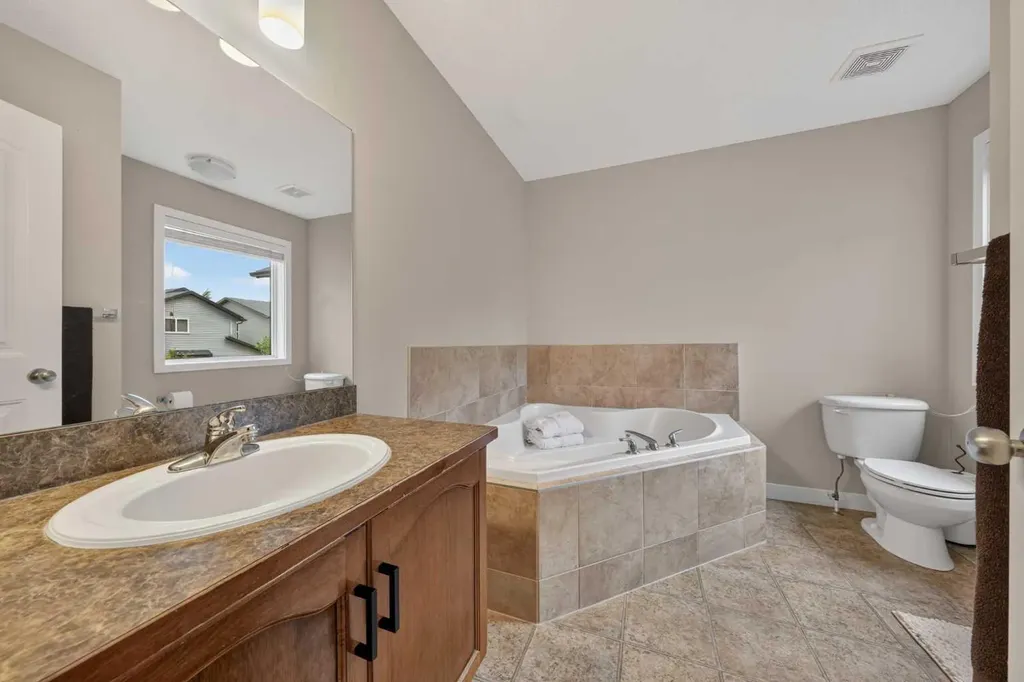 161 Everoak Gardens SW Calgary AB T2Y 0C6