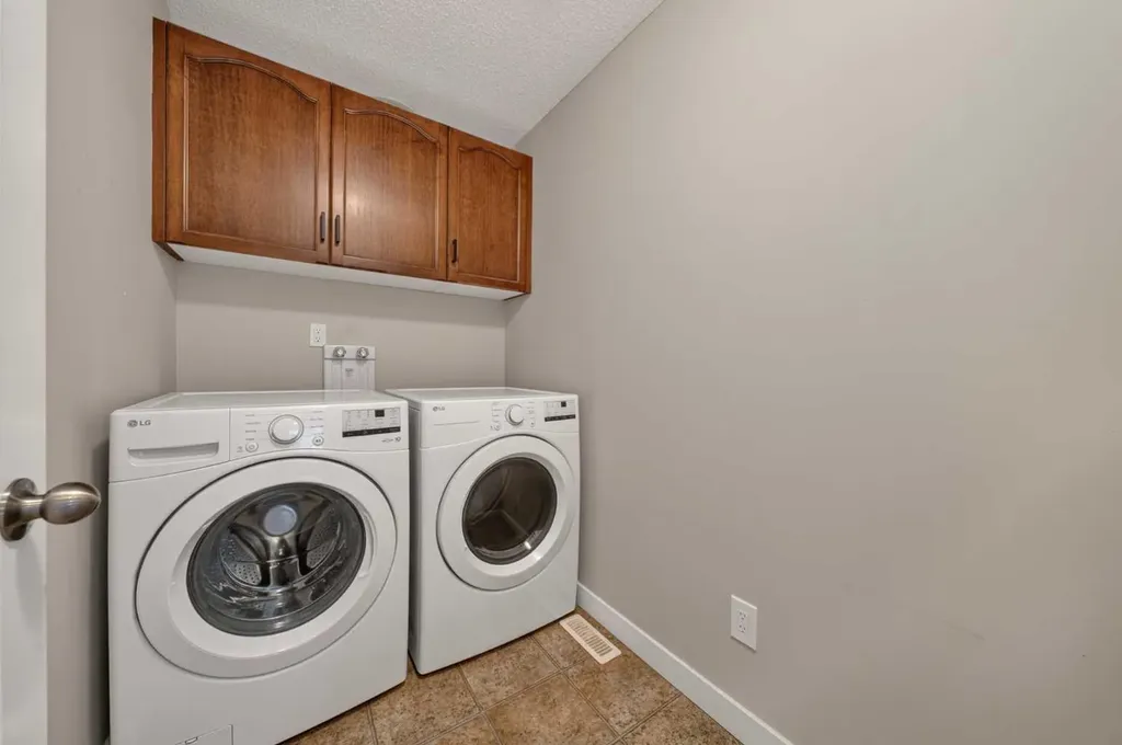 161 Everoak Gardens SW Calgary AB T2Y 0C6